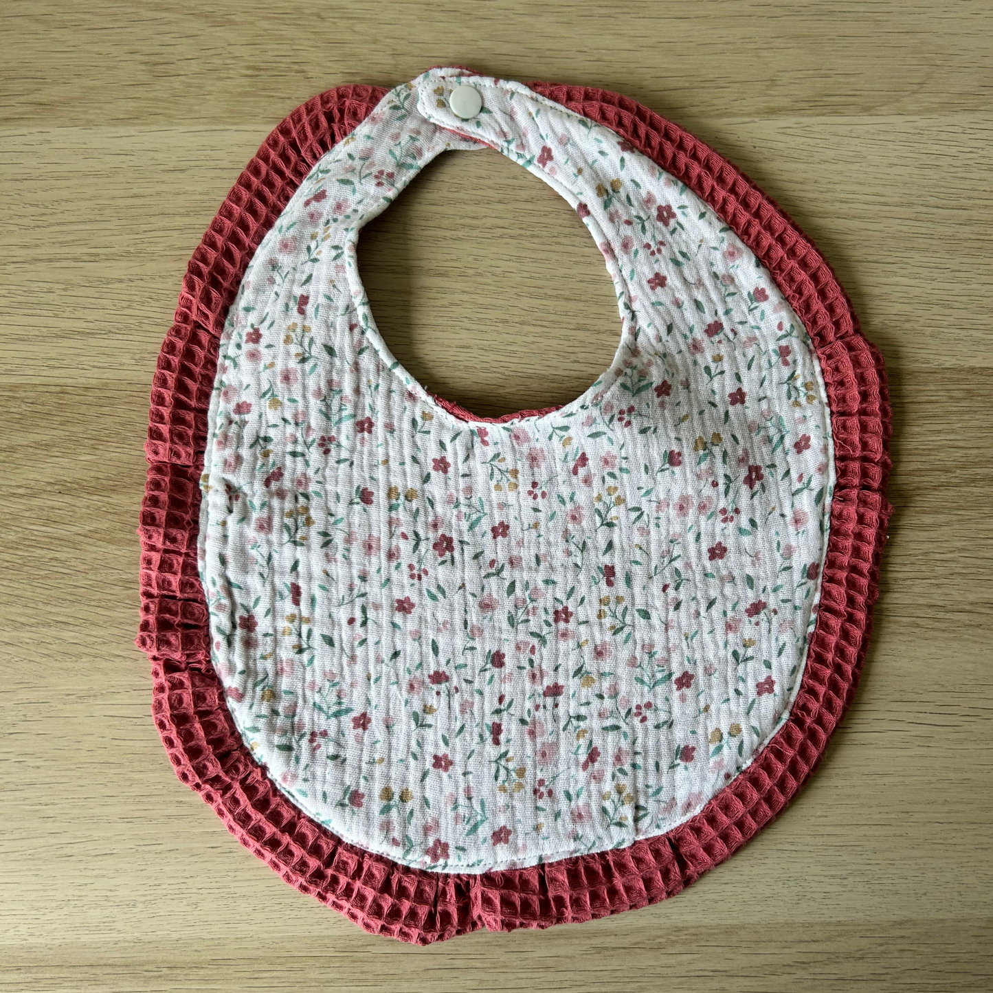 Babero grande con volante