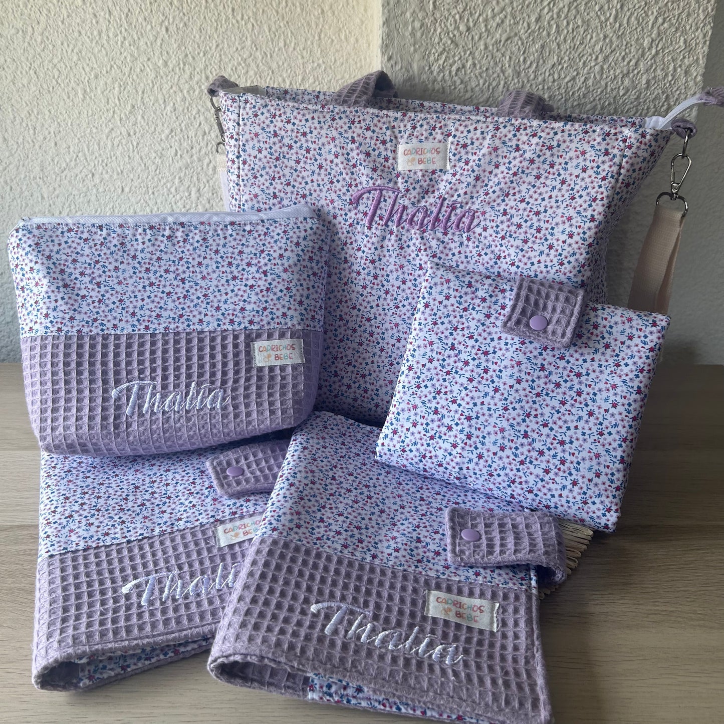 Canastilla Bebé Personalizada Completa con Nombre – Set con Bolso Bombonera, Neceser, Cambiador, Portatoallitas y Portadocumentos