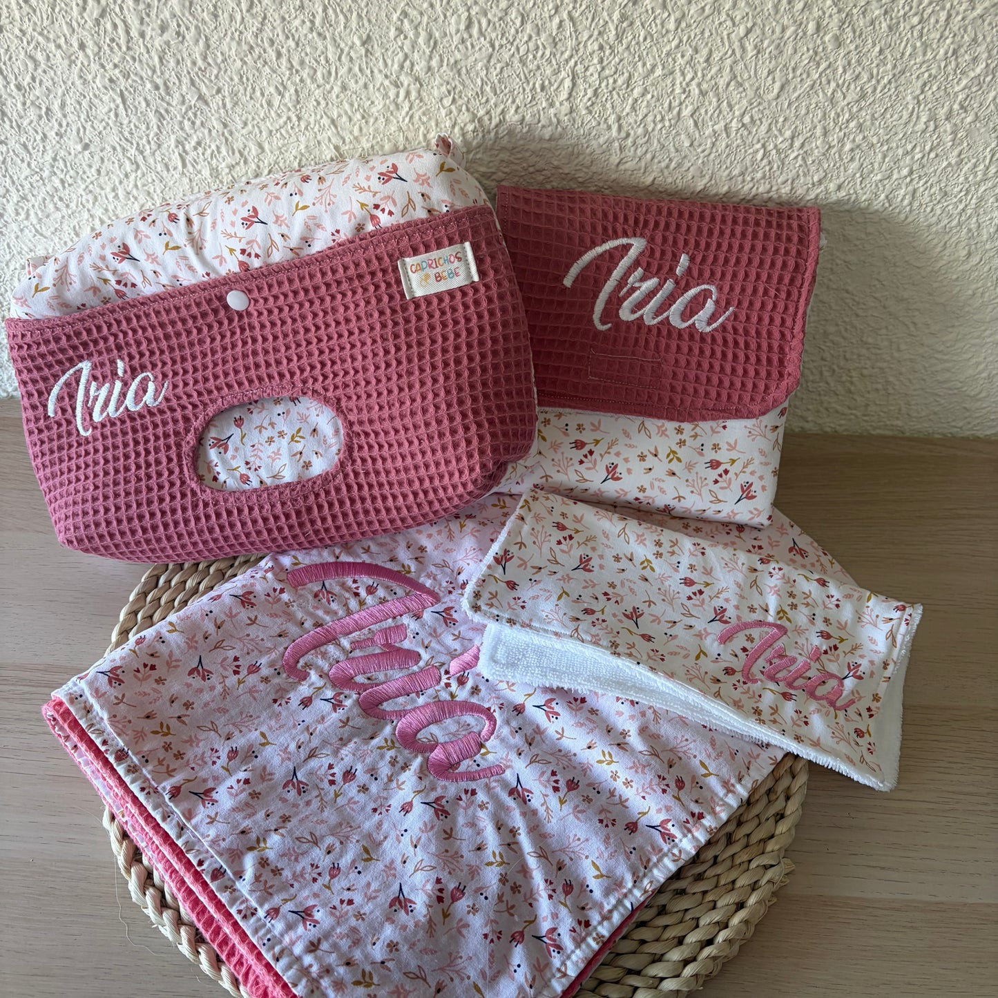 Pack Cojín Antivuelco, Chupetero, Neceser Pañalera, Cambiador, Bolso Grande, Dou Dou, Bolsita Infantil, Guardachupetero, Gasa y Manta Personalizada