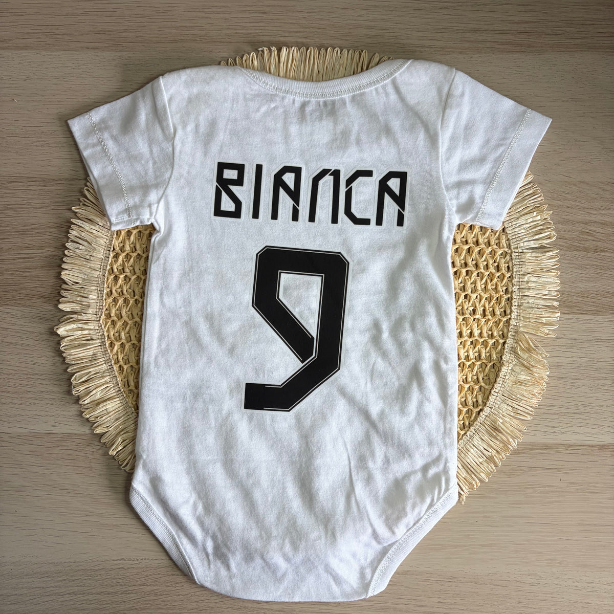 Detalle del body de bebé Real Madrid personalizado