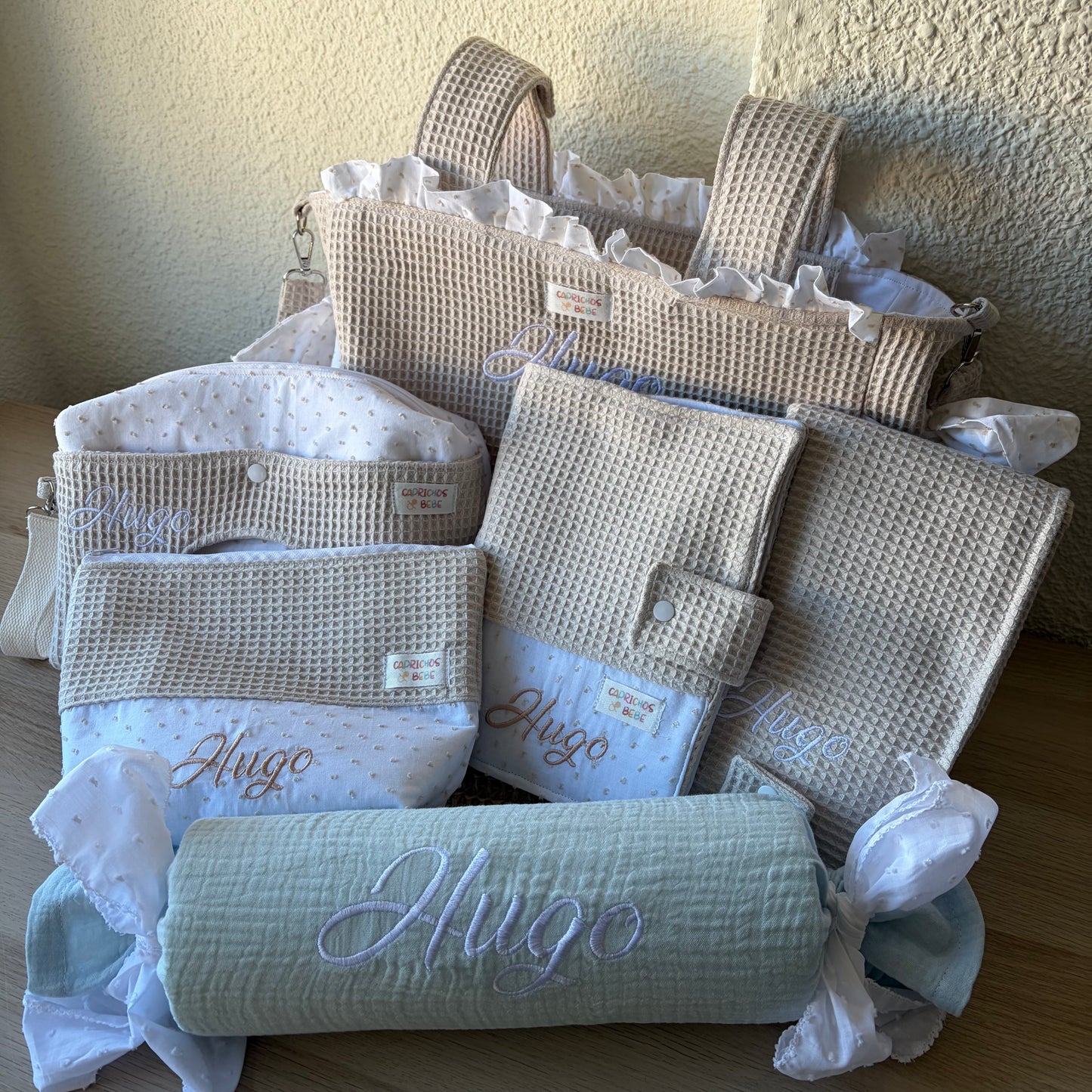 Canastilla Básic + Bolso Classic Grande con Volantes + Cojín Personalizado