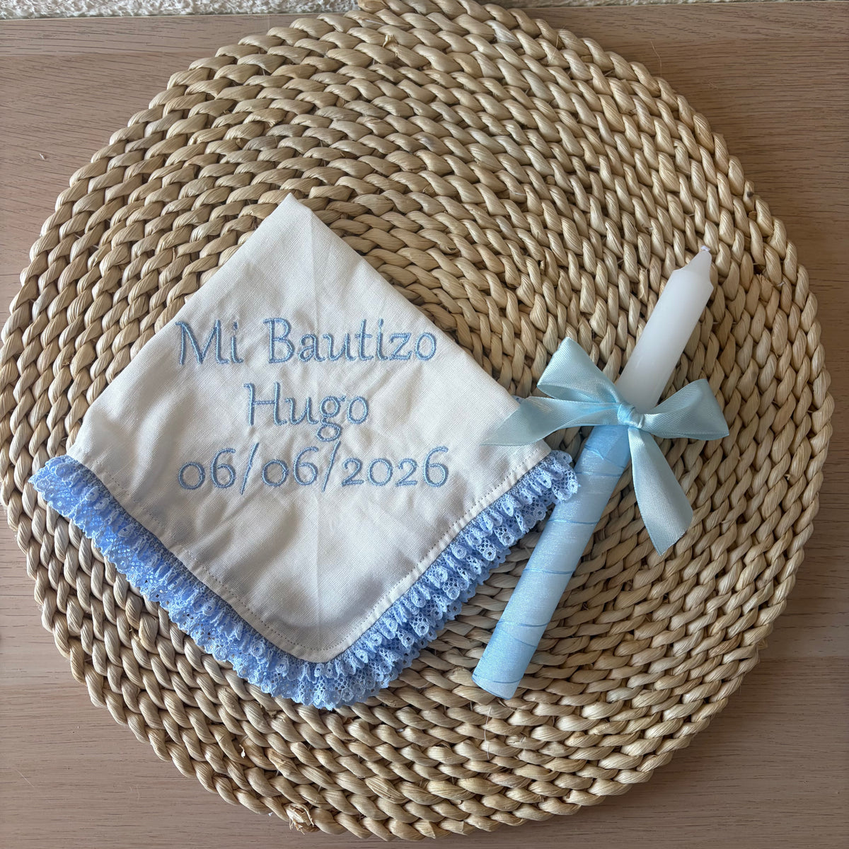 Pañuelo y vela de bautizo personalizados